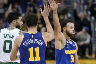 NBA finalo pakartojime – tritaškiais nusėta "Warriors" pergalė, Jokičiaus trigubas dublis padėjo palaužti "Jazz" 